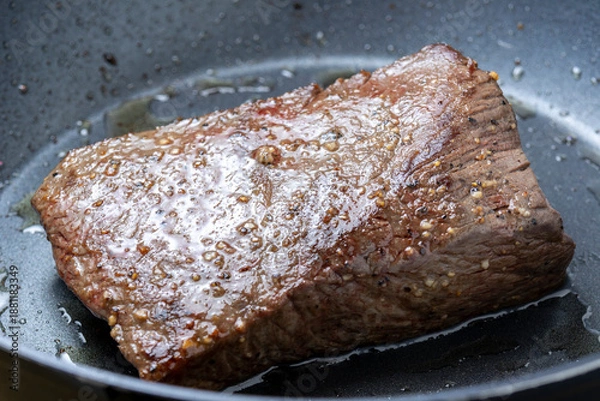 Obraz 牛肉(モモ ブロック)をフライパンで焼く調理シーン。