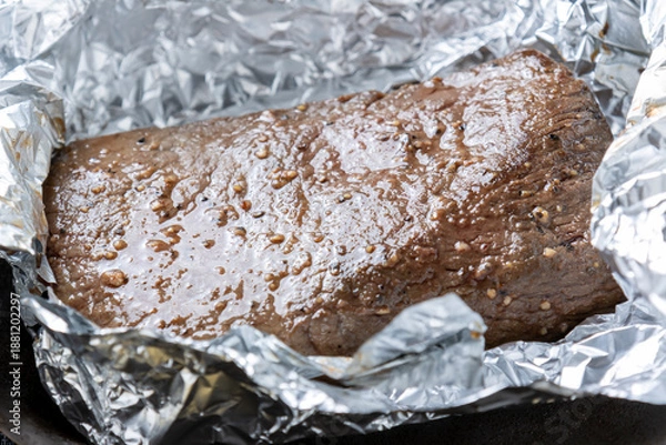 Obraz ローストビーフ調理シーン。包んでいたアルミホイルを開ける。