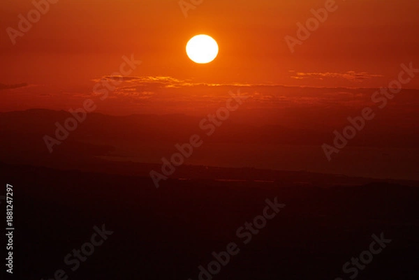 Fototapeta 赤く染まる日没間際の太陽と夕焼けの空01