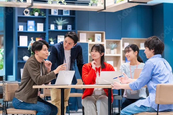 Obraz オフィスでミーティングをするエンジニア