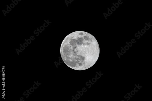 Obraz 冬の夜に冴え冴えと冷たく輝く満月20260103