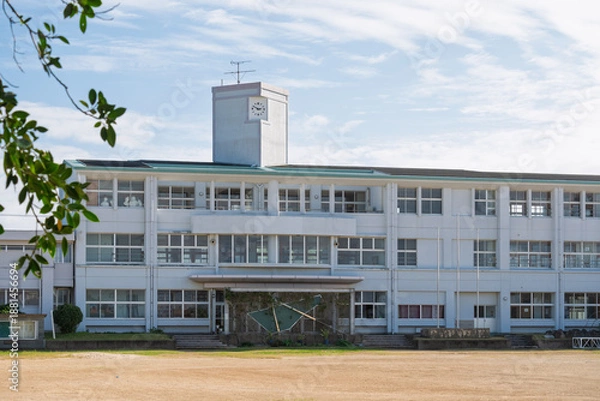 Obraz 夏の青空と日本の田舎にある白い校舎の風景（アニメ風背景素材・コピースペース）

