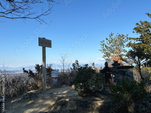 Obraz 日本：石尊山／山頂の風景【外秩父七峰縦走ハイキングコース】埼玉県小川町