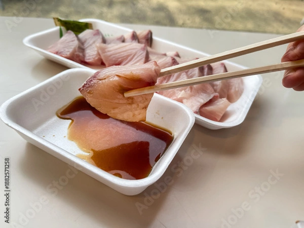 Obraz 冬が旬の和食。新鮮なブリの刺身。