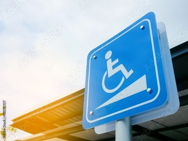 Fototapeta znak rampy dla niepełnosprawnych na parkingu stacji benzynowej.