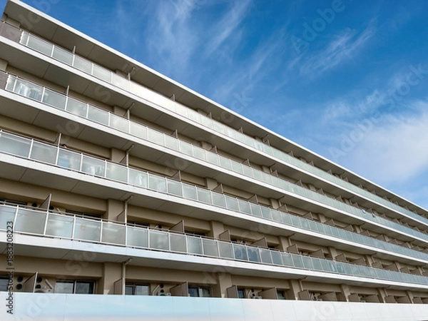 Obraz 青空に映えるファミリー向け分譲マンションの外観イメージ