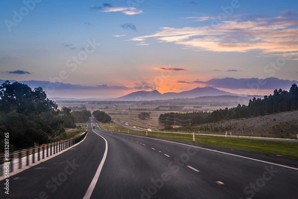 Obraz Australian road trip, motion blur krajobraz autostrady o zmierzchu z górskim Ararat