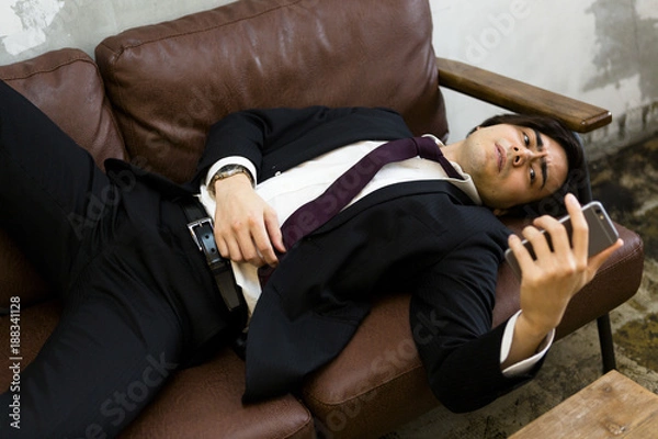 Obraz ソファで寝る男性