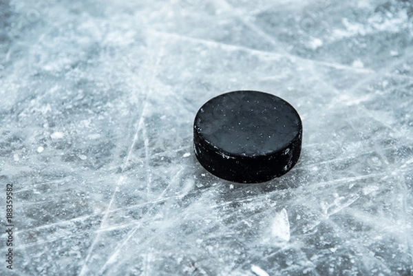 Obraz krążek hokejowy leży na śniegu zbliżenie