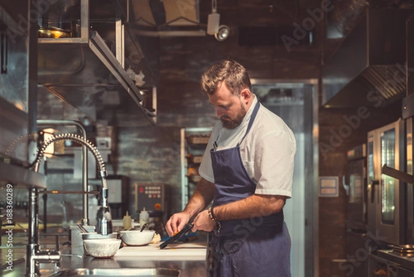 Obraz Profesjonalista w kuchni