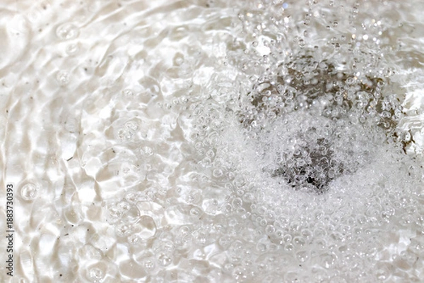 Obraz シンクに流れ落ちる水