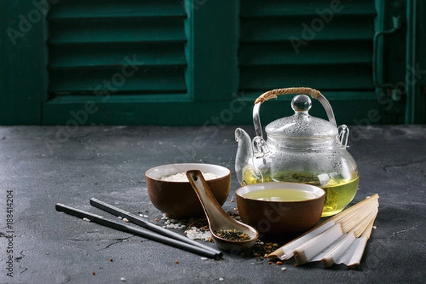 Fototapeta Genmaicha z prażonym brązowym ryżem