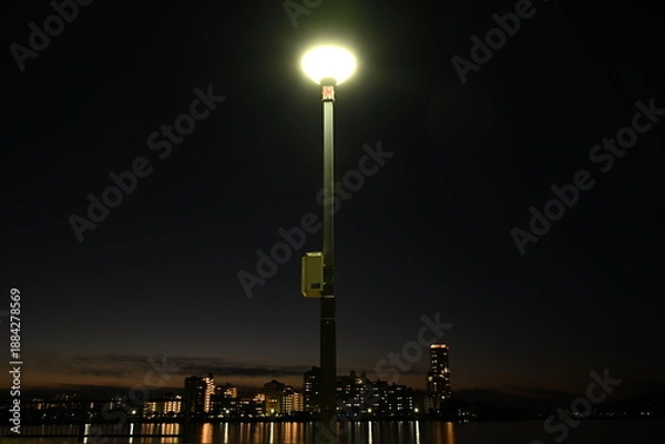 Obraz 外灯と海岸の夜景風景