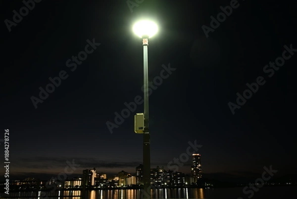 Obraz 外灯と海岸の夜景風景