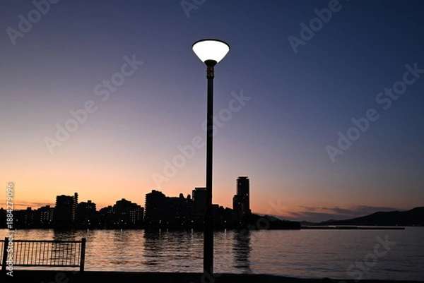 Obraz 外灯と海岸の夜景風景