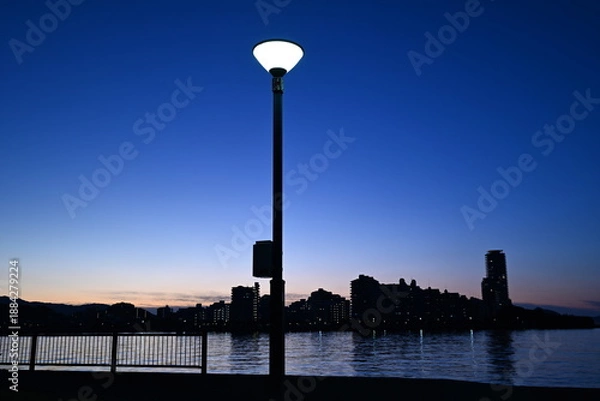 Obraz 外灯と海岸の夜景風景