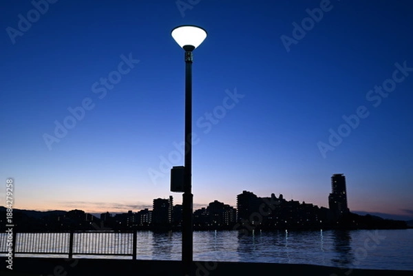 Obraz 外灯と海岸の夜景風景