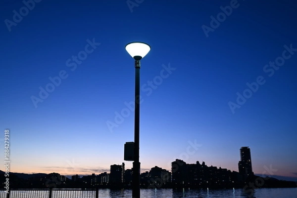 Obraz 外灯と海岸の夜景風景