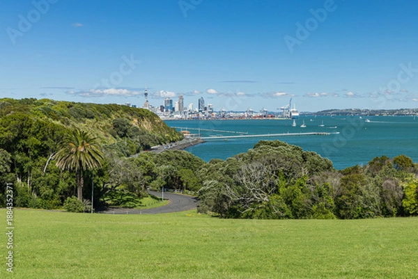 Fototapeta ニュージーランド　オークランドのバスション・ポイントから眺める市街地の街並みと港