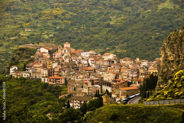 Fototapeta Roccella Valdemone, comune in provincia di Messina, che si trova nella Valle dell'Alcantara (Sicilia)
