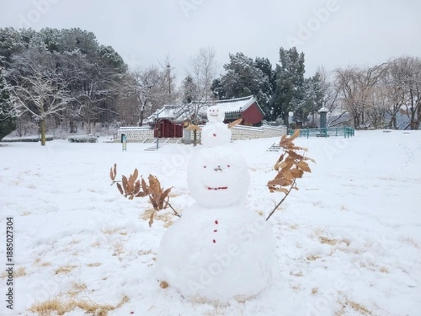 Fototapeta 나뭇가지 팔을 뻗어 다가올 봄의 햇살을 마중하는 하얀 눈사람과 겨울날의 소박한 정취