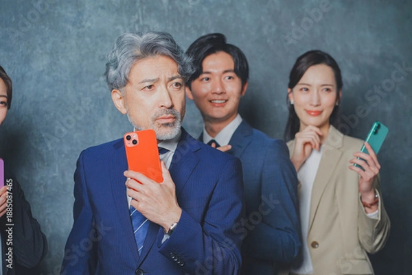 Fototapeta スマートフォンを手に持つビジネスマン