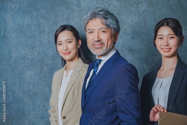 Fototapeta エグゼクティブな50代ビジネスマンと美人秘書チーム