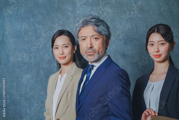 Fototapeta エグゼクティブな50代ビジネスマンと美人秘書チーム