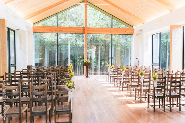 Fototapeta 空の庭ウエディングの森に囲まれたチャペル