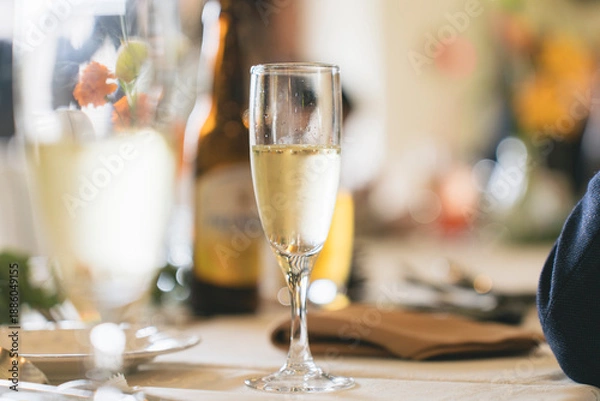 Fototapeta 空の庭ウエディング 披露宴テーブル上のシャンパン