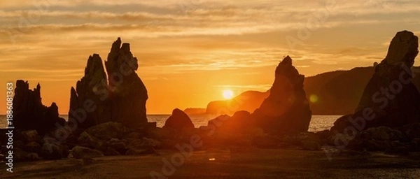 Obraz 和歌山県 串本町 橋杭岩から望む幻想的な日の出 絶景のパノラマ風景