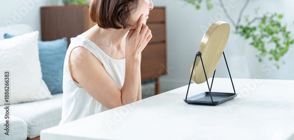 Obraz 肌に悩むシニア女性