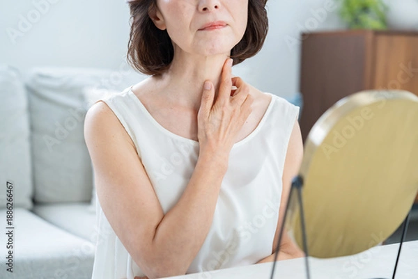 Obraz 肌に悩むシニア女性