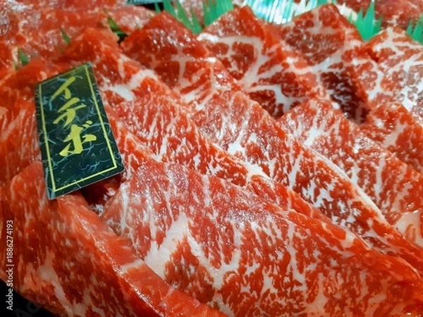 Obraz 高級和牛・近江牛の希少部位イチボ 贅沢な霜降りが美しい焼き肉用スライスのクローズアップ