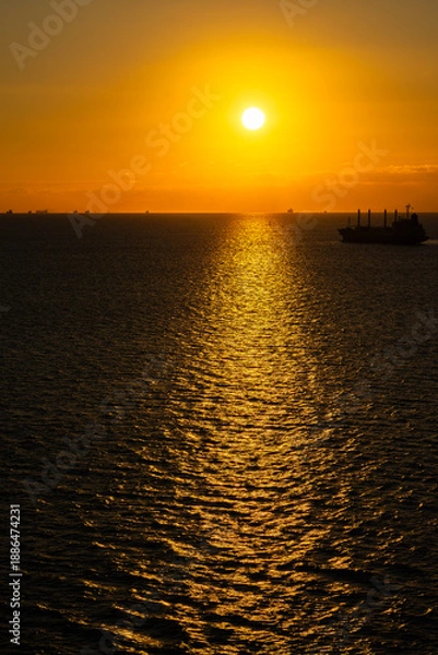 Obraz 朝日と波間にできる光の道20220101