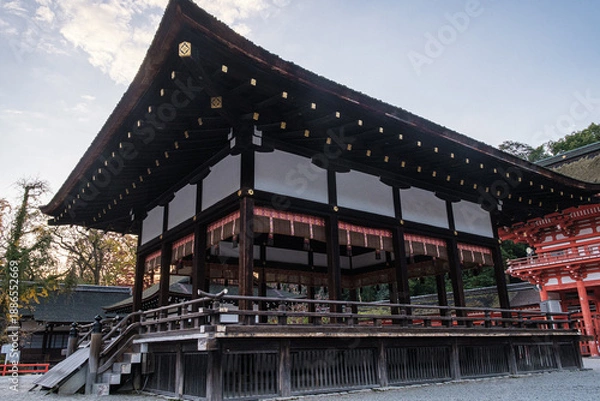 Obraz 京都府下賀茂神社秋朝の神服殿