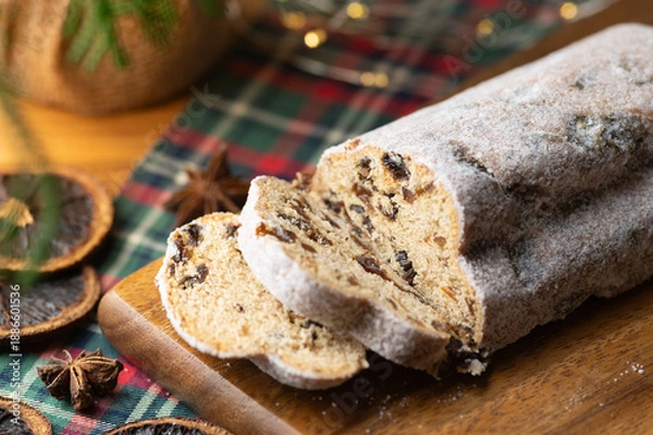 Obraz クリスマス前のアドベント機関に楽しむシュトーレンのクローズアップ