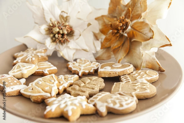 Fototapeta gingerbread cookies on a plate with Christmas motifs