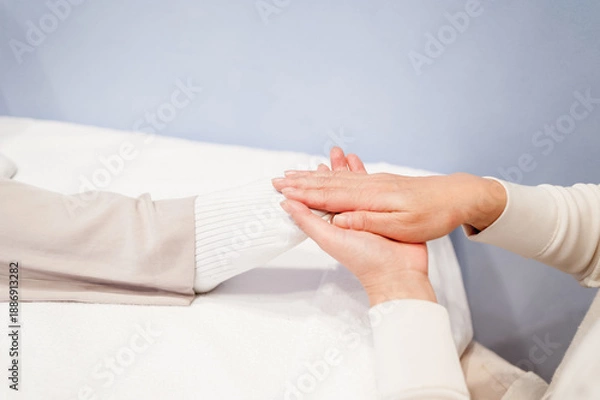 Obraz リラクゼーションサロンでのフットケアや施術のイメージ　足裏を両手で優しく包み込むマッサージ　