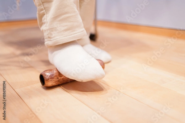 Obraz マッサージ器で足裏を刺激するシーン　血行促進や疲労回復を目的としたフットケア