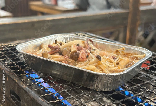 Obraz 炭火で焼かれたイカときのこのホイル焼き