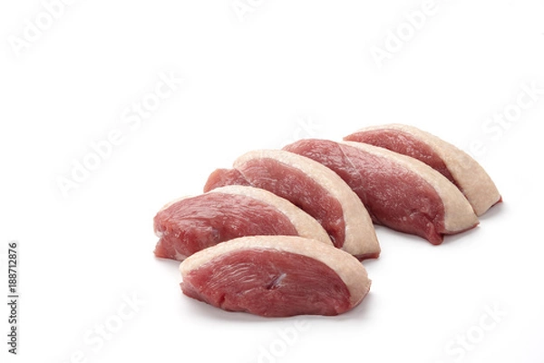 Obraz Kawałki piersi surowej kaczki ze skórą na białym tle