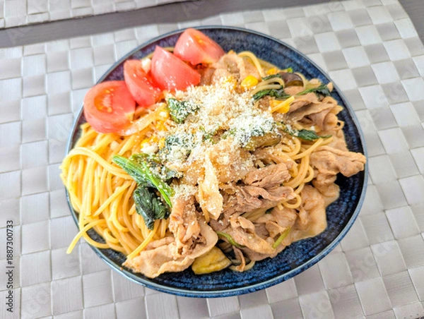 Obraz 彩り豊かな野菜と豚肉の粉チーズパスタ