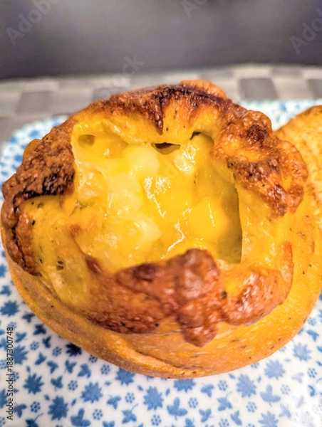 Obraz こんがり焼けた熱々のとろけるチーズパン