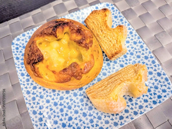 Obraz チーズパンとバウムクーヘンの贅沢な一皿