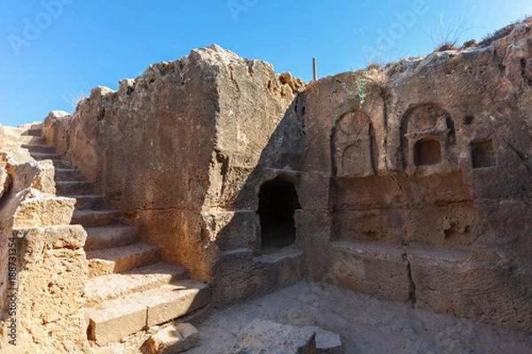 Obraz Раскопки развалин Царских гробниц в окреснстях города Пафос, Кипр.