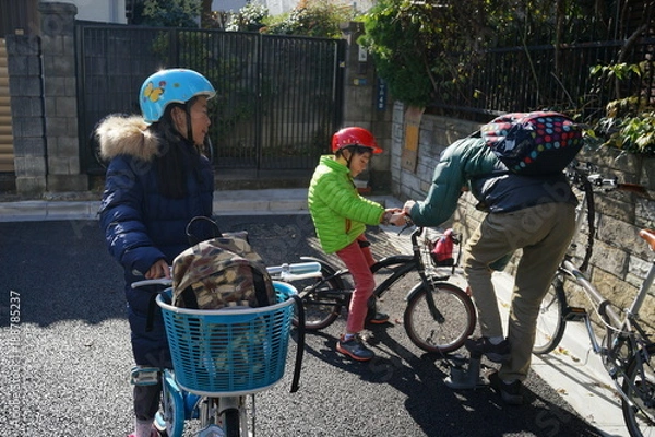Fototapeta 自転車　サイクリング　家族　ヘルメット　兄弟　子供達