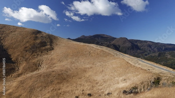 Obraz 伊豆高原：大室山の噴火口にある遊歩道（冬）