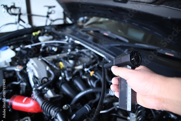 Fototapeta エンジンルームのエアブロワー清掃