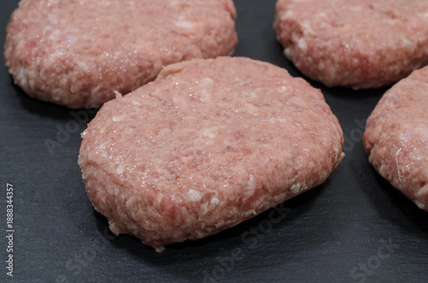 Obraz 調理前の合挽ハンバーグ